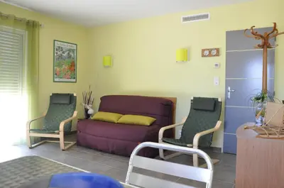 a living room with a purple couch and two chairs at Martichris in Châteauneuf-de-Gadagne