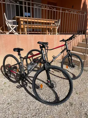 two bikes are parked next to a building at La Maison Bougnette in Flassan