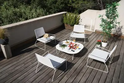 a deck with four chairs and a table and a table and chairs at Maison atypique en Provence chez Brigitte in LʼIsle-sur-la-Sorgue