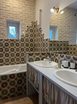 a bathroom with two sinks and a bath tub at Domaine de Blanche Fleur in Châteauneuf-de-Gadagne