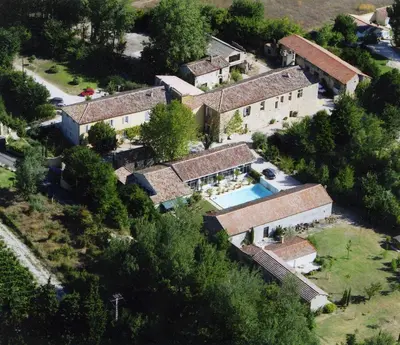 an aerial view of a house with a swimming pool at Domaine de Blanche Fleur in Châteauneuf-de-Gadagne