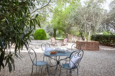 a table and chairs sitting in a yard at Domaine de Blanche Fleur in Châteauneuf-de-Gadagne