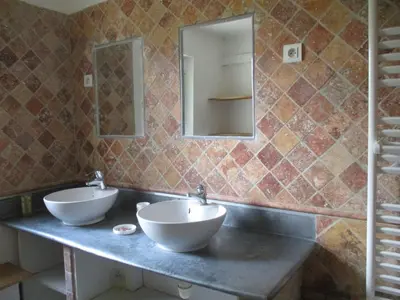 a bathroom with two sinks and a mirror at Gîte du Jardin des Espuys in Venasque