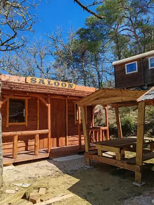 a small kitchen with a microwave and a refrigerator at Camping le Colorado in Rustrel