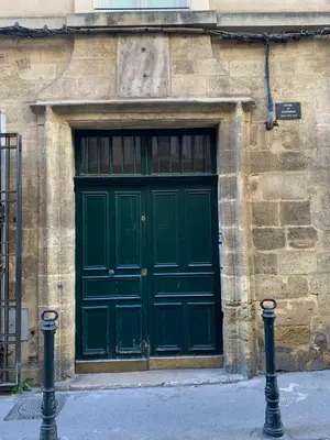 a green door on the side of a building at L'Appart 6 in Aix-en-Provence