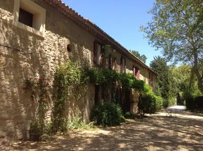 a building with flowers on the side of it at La Jacquemarie in Monteux