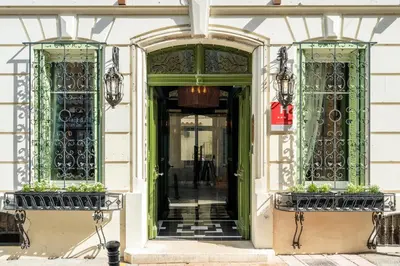 an entrance to a building with green doors at La Maison d'été in Salon-de-Provence
