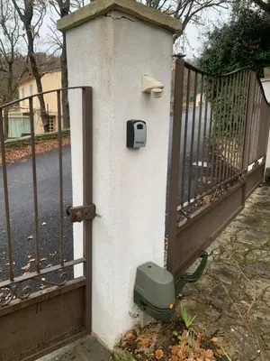 a gate with a mailbox next to a fence at Charmante maisonnette indépendante avec piscine à Goult in Goult