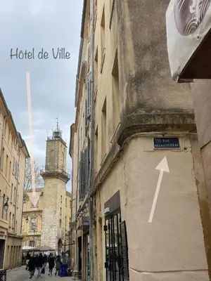 a street with an arrow on the side of a building at L'Escapade Aixoise hyper centre historique studios free netfilx wifi romantics apartments historic center in Aix-en-Provence