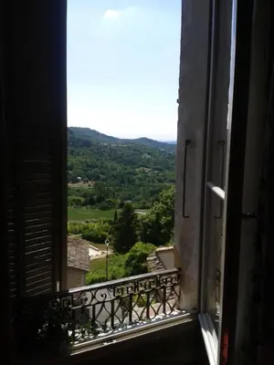 an open window with a view of a mountain at Fenêtre sur vue in Saignon