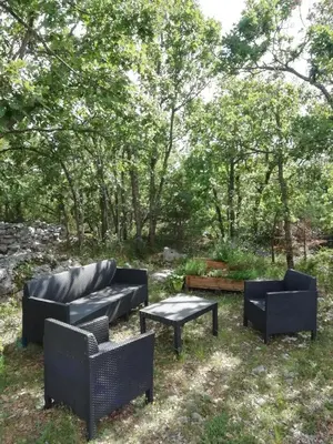a group of chairs and tables in a yard at LA MAGUETTE in Sault-de-Vaucluse
