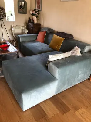 a living room with a couch with pillows on it at La maison bleue in LʼIsle-sur-la-Sorgue