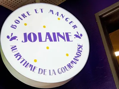 a sign on the wall of a restaurant at ibis Salon de Provence in Salon-de-Provence