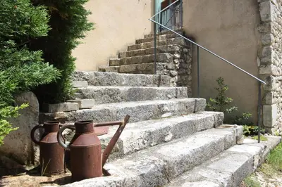 a set of stairs with two rusty vases on them at Le Jas de Verdolier in Sault-de-Vaucluse