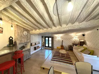 a living room with a couch and a table at Toits Vieil Aix - Appartement de charme avec terrasse d'exception centre ville historique proche Cardeurs Et Mairie in Aix-en-Provence