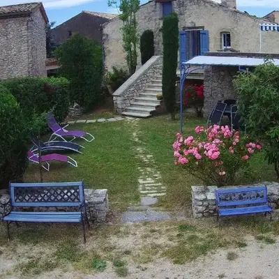 Gîte de caractère au pied du Mont Ventoux avec piscine couverte