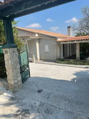 an empty driveway in front of a house at Villa Camille in Céreste