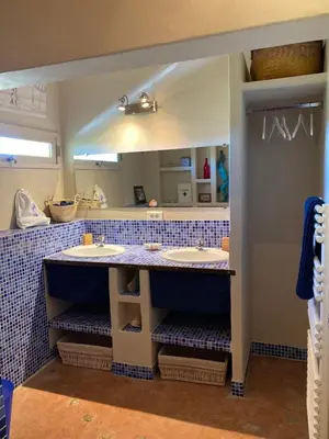 a bathroom with two sinks and a large mirror at Gite des amis Domaine de Mas Caron in Caromb