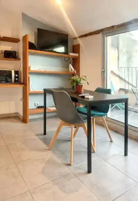 a dining room with a black table and chairs at Studio moderne à Aix-en-Provence - 20 m² avec terrasse ! in Aix-en-Provence
