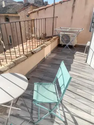 a pair of chairs and a table on a balcony at Studio moderne à Aix-en-Provence - 20 m² avec terrasse ! in Aix-en-Provence