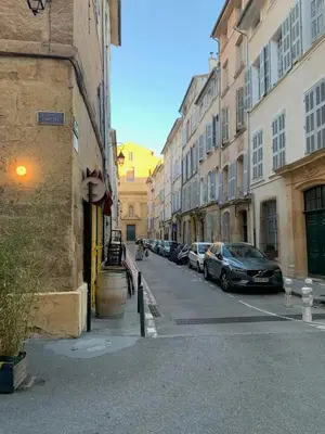 a city street with parked cars and buildings at Studio moderne à Aix-en-Provence - 20 m² avec terrasse ! in Aix-en-Provence