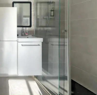 a bathroom with a glass shower and a sink at Studio moderne à Aix-en-Provence - 20 m² avec terrasse ! in Aix-en-Provence