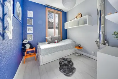 a blue room with a bed and a window at Bel appart pour 6 p, clim, parking et terrasse in Aix-en-Provence
