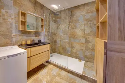 a bathroom with a tub and a sink and a shower at Bel appart pour 6 p, clim, parking et terrasse in Aix-en-Provence