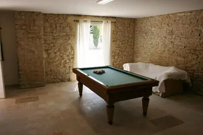 a room with a pool table and a bed at La Pastorale in Lagnes