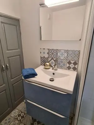 a bathroom with a sink and a mirror at Studio Bon pasteur hyper centre Aix in Aix-en-Provence