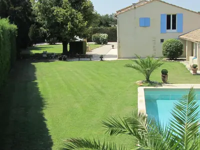 a yard with a swimming pool and a house at Maison provençal avec PISCINE in Cavaillon