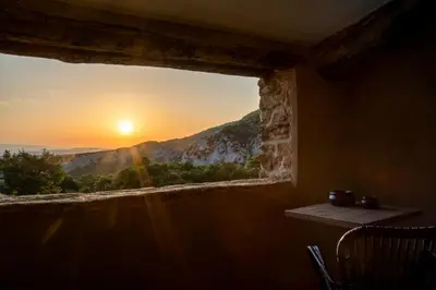 a room with a window with a view of a sunset at Le Domaine du Castellas in Sivergues