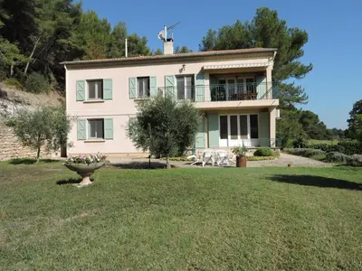 a house on a hill with a yard at Loue haut de villa au calme piscine jardin arboré in Cornillon-Confoux