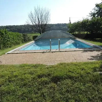 Loue haut de villa au calme piscine jardin arboré