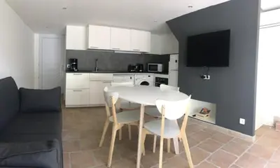 a kitchen with a table and chairs in a room at Duplex pour 2 à 4 personnes avec piscine au coeur des vignes in Pélissanne