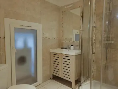 a bathroom with a shower and a sink and a toilet at Charmant appartement avec clim - centre historique in Aix-en-Provence