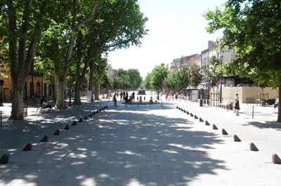 a street with trees and people walking on it at Villa Zola in Aix-en-Provence