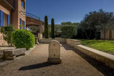 a stone grave in front of a building at La Rose Des Vents in Modène