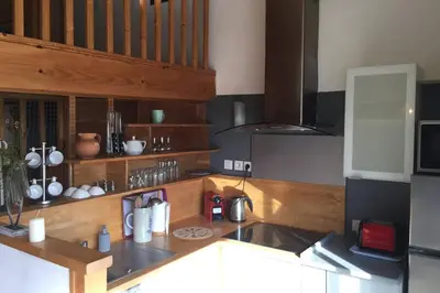 a kitchen with a counter top in a kitchen at Duplex lumineux sur gde TERRASSE, BALNEO double, parking privé, CLIM, local vélos in Entraigues-sur-la-Sorgue