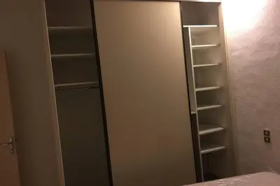 a closet with a mirror and a closet backdoor at Duplex lumineux sur gde TERRASSE, BALNEO double, parking privé, CLIM, local vélos in Entraigues-sur-la-Sorgue