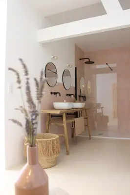 a bathroom with a sink and a mirror at Maison Les Chênes in Eygalières