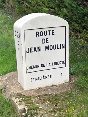 a sign that saysrue de jeen mountain on a stone at Maison Les Chênes in Eygalières