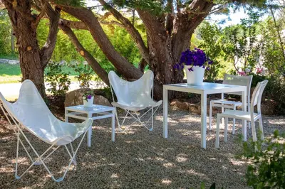 a white table and chairs under a tree at La Bastide de Damien, 5 clefs Demeure d'Exception et Table Remarquable dans le guide Teritoria, JACUZZI Privatif, Cuisine étoilée Dominique Frérard in Aix-en-Provence