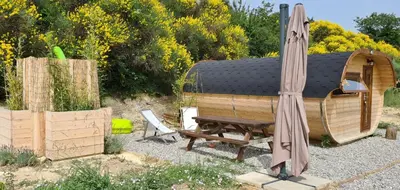an umbrella sitting next to a wooden shed at Hébergements insolites - Détente en Luberon in Viens