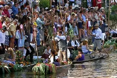 a crowd of people on boats in the water at vintage home in LʼIsle-sur-la-Sorgue