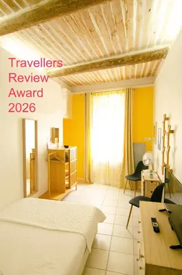 a bedroom with a bed and a desk with a computer at Clementine - Joli studio privé avec clim calme à 70 m du centre village de Lauris in Lauris