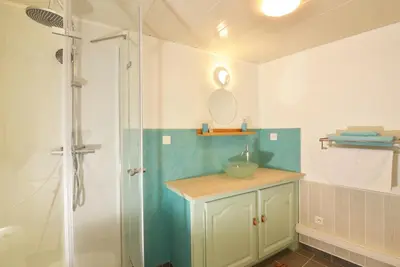 a bathroom with a sink and a shower at Clementine - Joli studio privé avec clim calme à 70 m du centre village de Lauris in Lauris