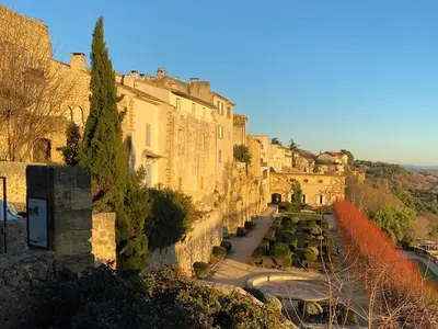 an old building with a garden in front of it at Clementine - Joli studio privé avec clim calme à 70 m du centre village de Lauris in Lauris