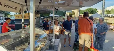 a group of people standing around a food truck at Beau studio Monteux, balcon vue Lac, près de Spirou Provence in Monteux