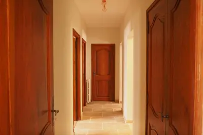 an empty hallway with a door and a hallwayngth at Maison Le Grand Verger in Goult